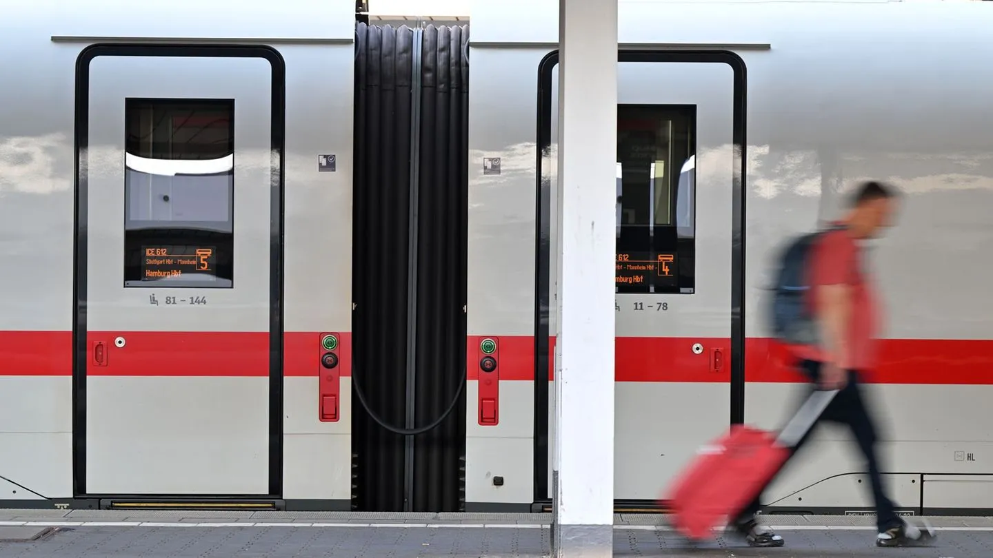 Monatswechsel im August: Bahn, Ganztag, Solarstrom – das ändert sich jetzt