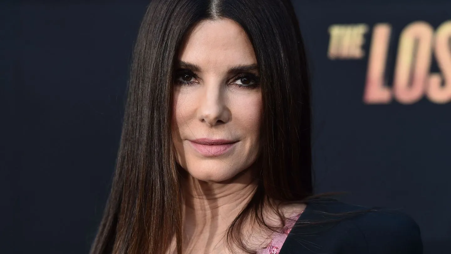Glückwunsch auf Deutsch: „Best Schwester“ – Ein vertrauter, fast nostalgischer Geburtstagsgruß für Sandra Bullock