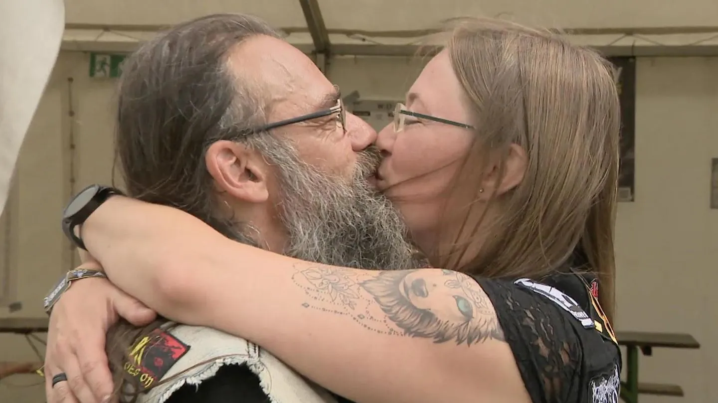 Heavy-Metal-Festival: Statt Weißer Pomp — Michi und Jasmin tauschen Brautkleid gegen Kutte und feiern auf Wacken