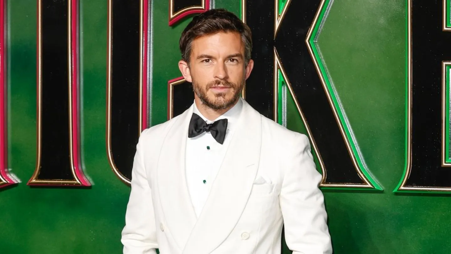 Jonathan Bailey leiht dem Grafen Dracula seine Stimme