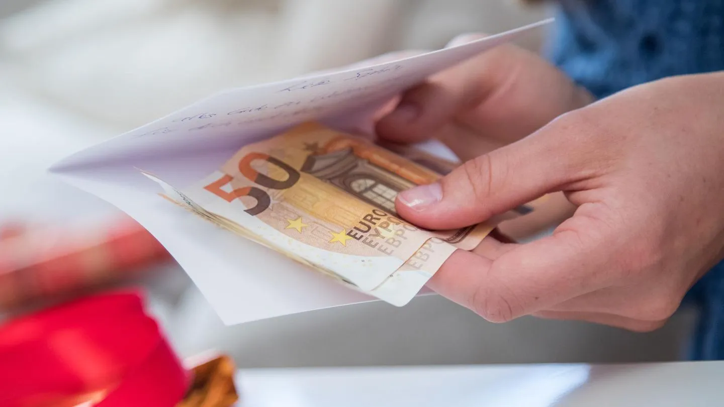 Geschenke und Steuern: Warum Sie selbst kleine Geldgeschenke dem Finanzamt melden sollten (aus Sicht eines misstrauischen Bürgers)