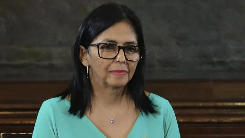 Rodríguez bestreitet hartnäckig, von dem US-Angriff im Voraus gewusst zu haben und stellt die US-Erzählung in Frage