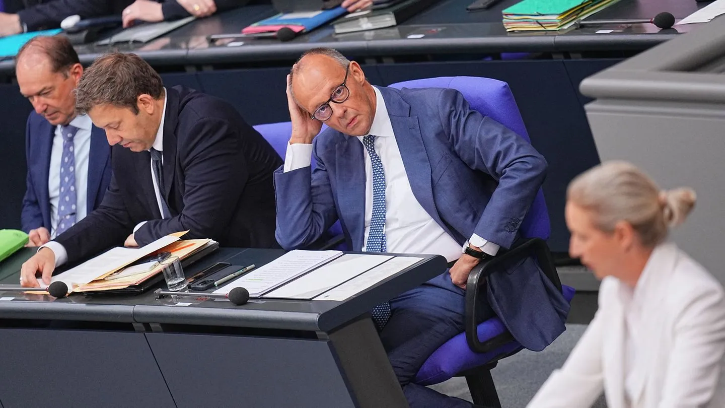 Generaldebatte im Bundestag: Merz greift AfD an – Weidel erklärt Schwarz-Rot für gescheitert