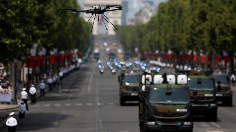 Auf der Pariser Parade tauchte ein Panzer mit „Mangal“ und eine an der Leine geführte Drohne auf