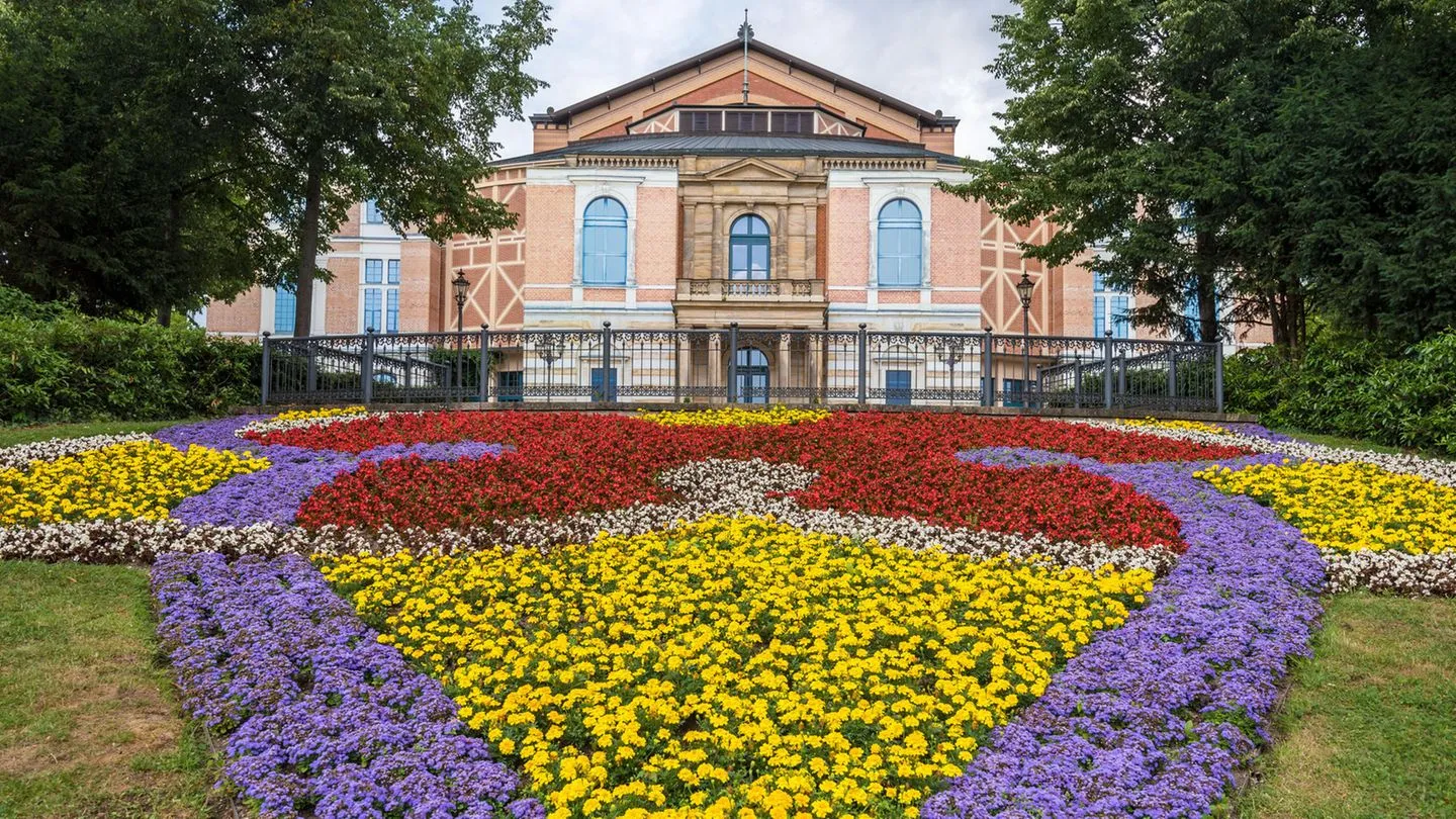 Richard-Wagner-Festspiele: Muss ich hier wirklich neun Stunden auf der Holzbank sitzen?