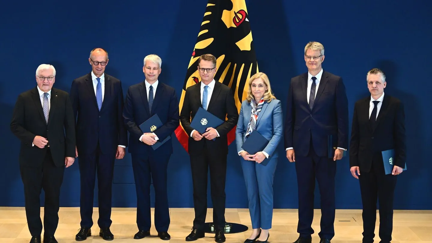 Kanzler steht fest: Kabinettsumbau durchgezogen — Steinmeier ernennt drei Minister