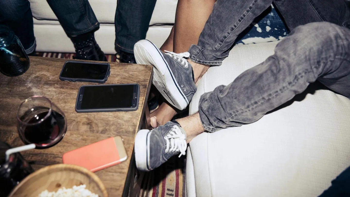 Warum das Smartphone auf dem Tisch bleiben sollte — und wie du dir stattdessen mehr Ruhe gönnst