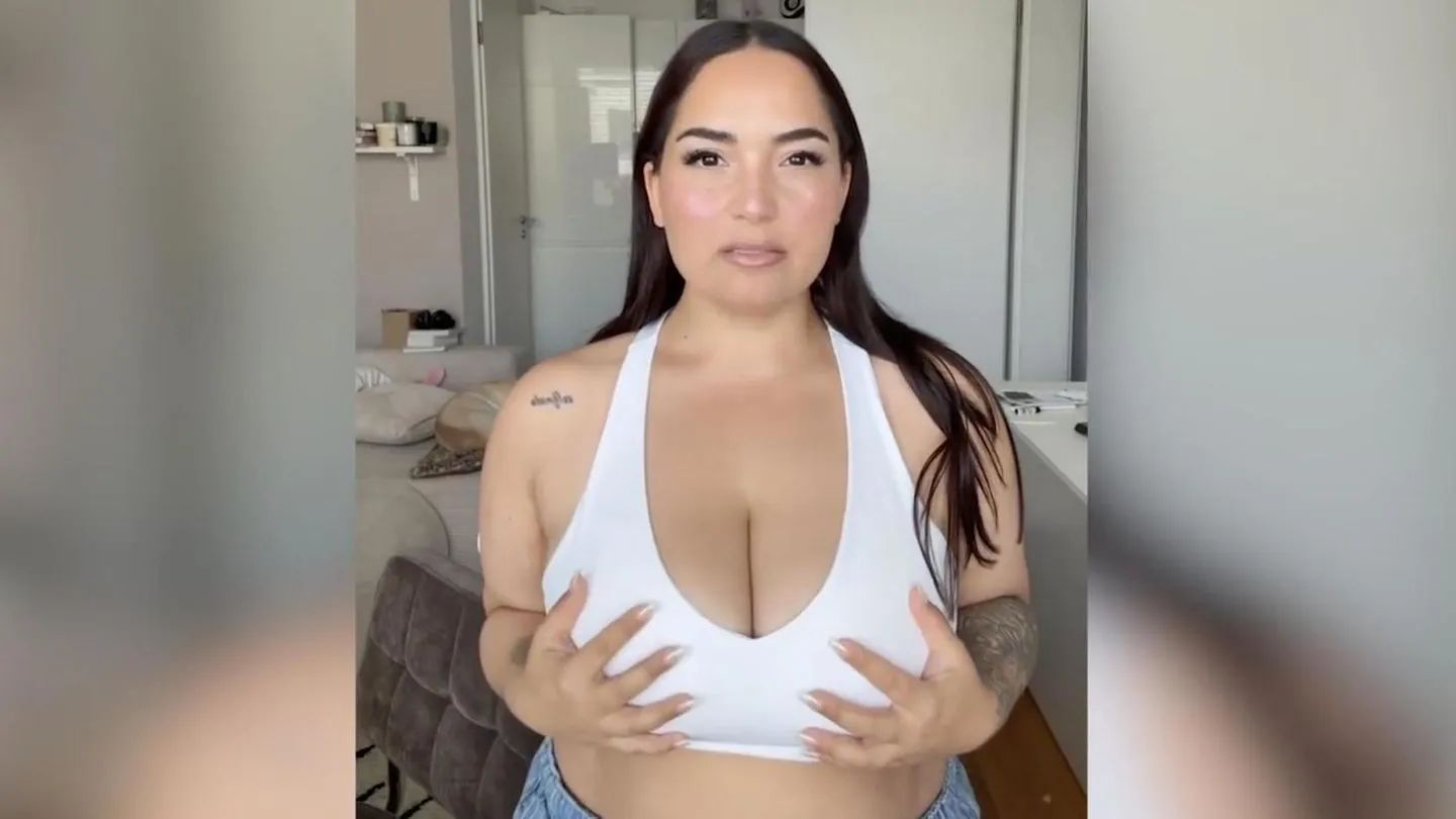 Bodyshaming: Monrose-Star wehrt sich energisch — „Kümmer dich um deine eigene Brust!“