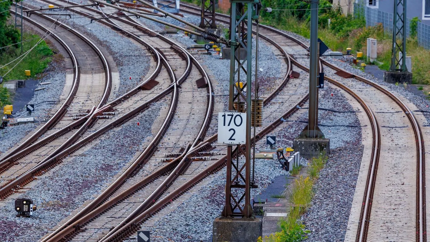 Kleine Anfrage der Grünen: Viele Zugausfälle nach Wiedereröffnung der Bahnstrecke Berlin–Hamburg