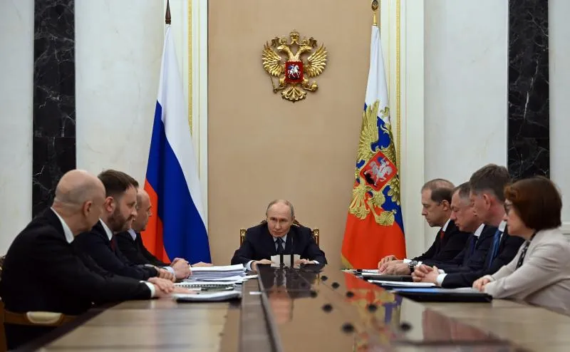 Putin: „Der Treibstoffsektor ist stabil, die Einnahmen steigen — die Investitionspause erfordert jedoch neue Branchenprioritäten“